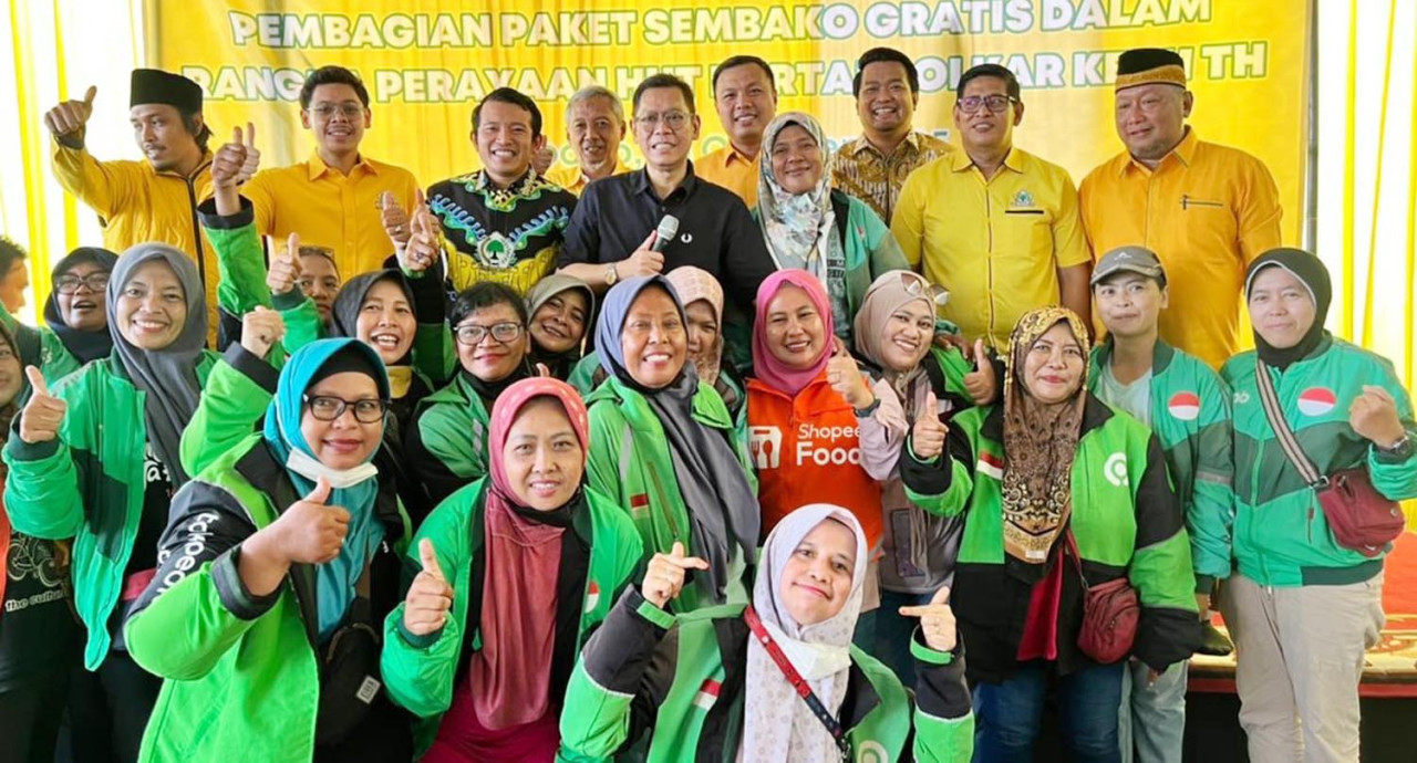 Wakil Ketua Umum DPP Partai Golkar, Adies Kadir, foto bersama dengan warga, relawan, dan pengemudi ojek online perempuan. (Foto/jatimnow.com)