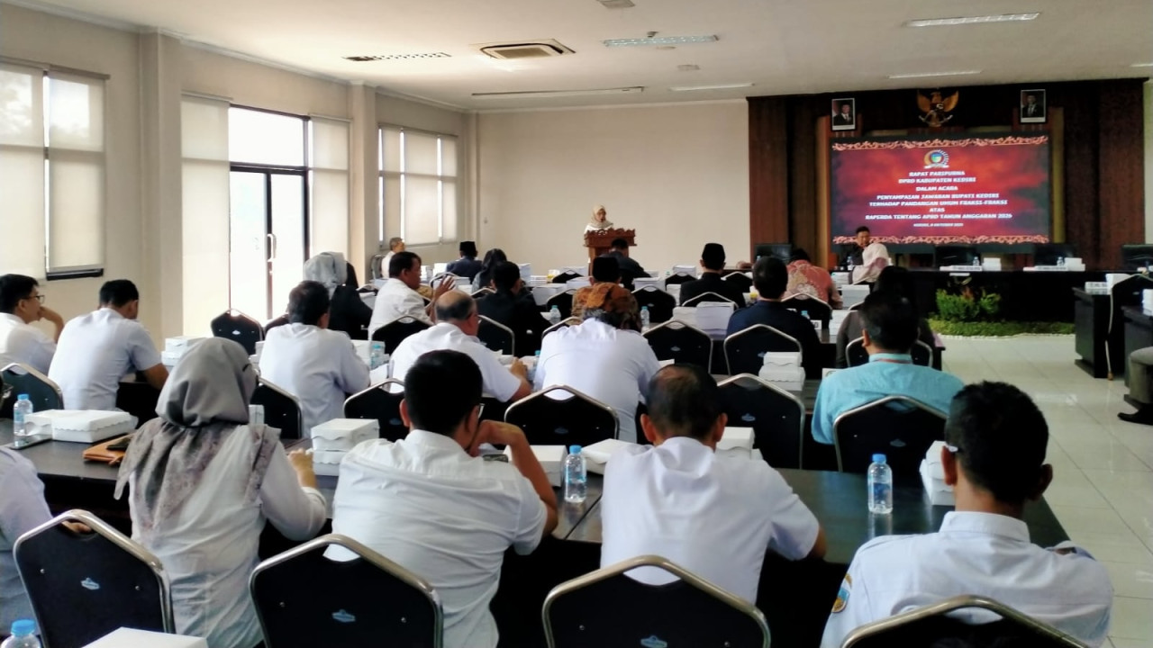 Rapat Paripurna dengan agenda pandangan umum fraksi DPRD Kabupaten Kediri. (Foto: Nanik for jatimnow.com)