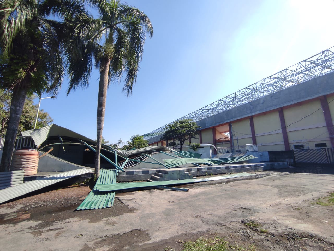 Foto: Kondisi atap stadion gelora penataran Blitar yang rusak. (Bramanta/jatimnow.com)