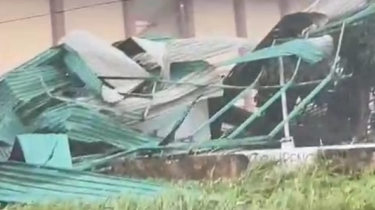 Foto: Atap Stadion Gelora Penataran di Blitar yang rusak. (Bramanta/jatimnow.com)