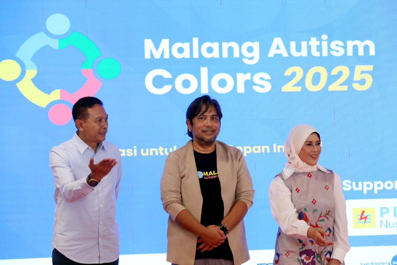 Wali Kota Malang, Wahyu Hidayat, Founder sekaligus CEO MAC, Mohammad Cahyadi,dan Komisaris Independen di Bank Mandiri, Mia Amiati, membuka Malang Autism Colors 2025 di Malang Creative Center (MCC), Sabtu (25/10/2025). (Foto: Ali Masduki/jatimnow.com)