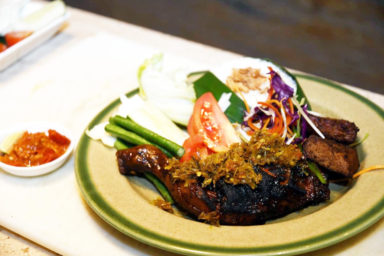 Nikmatnya kelezatan kolaborasi rasa antara Jawa yang manis gurih dan Manado yang pedas, yang semuanya berpadu dalam satu hidangan istimewa. (Foto: Ali Masduki/jatimnow.com)