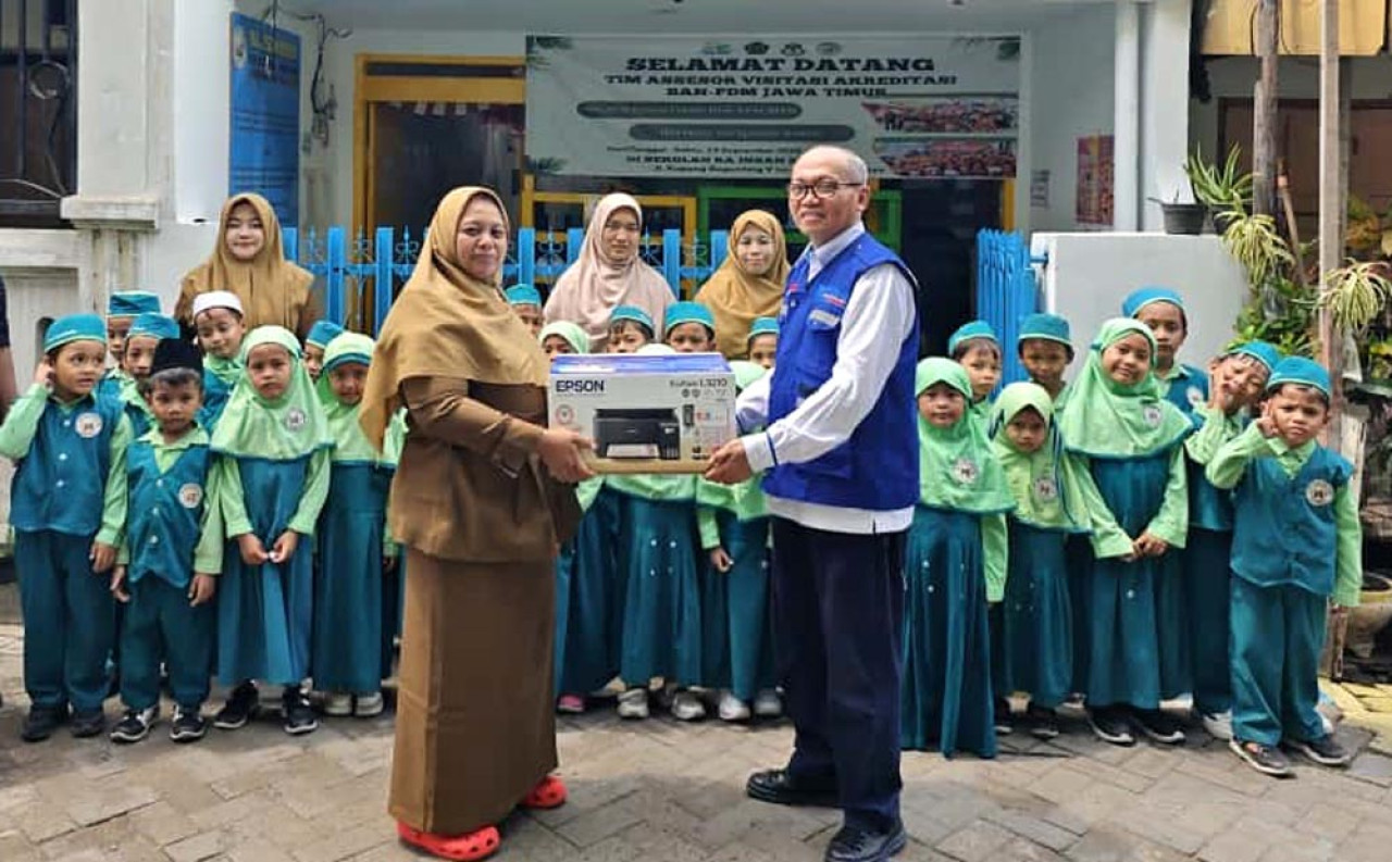 Penyerahan secara simbolis komputer dan printer dari Direktur Operasi TPS, Noor Budiwan, kepada Ketua Yayasan Insan Mulia. (Foto: Humas TPS for JatimNow.com)