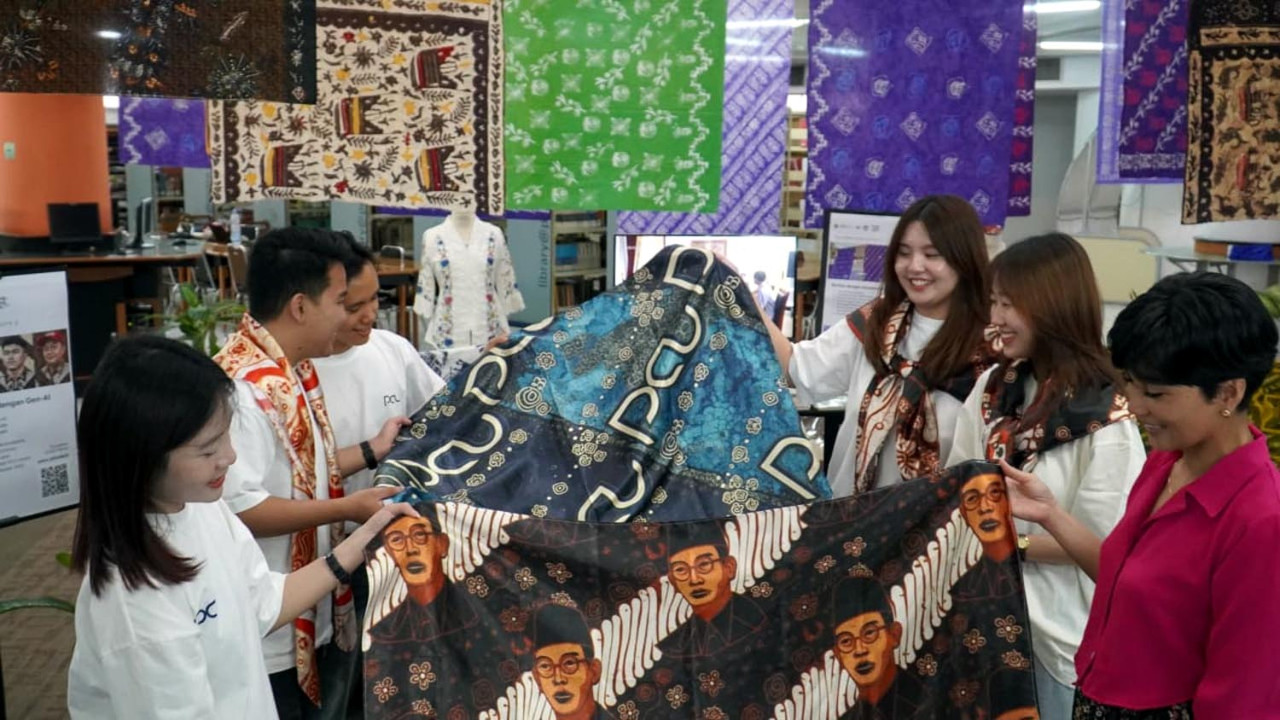 Sejumlah mahasiswa Petra Christian University (PCU) memamerkan kain batik dengan motif unik, hasil kreasi menggunakan kecerdasan buatan (AI). (Foto: Humas PCU for JatimNow.com)