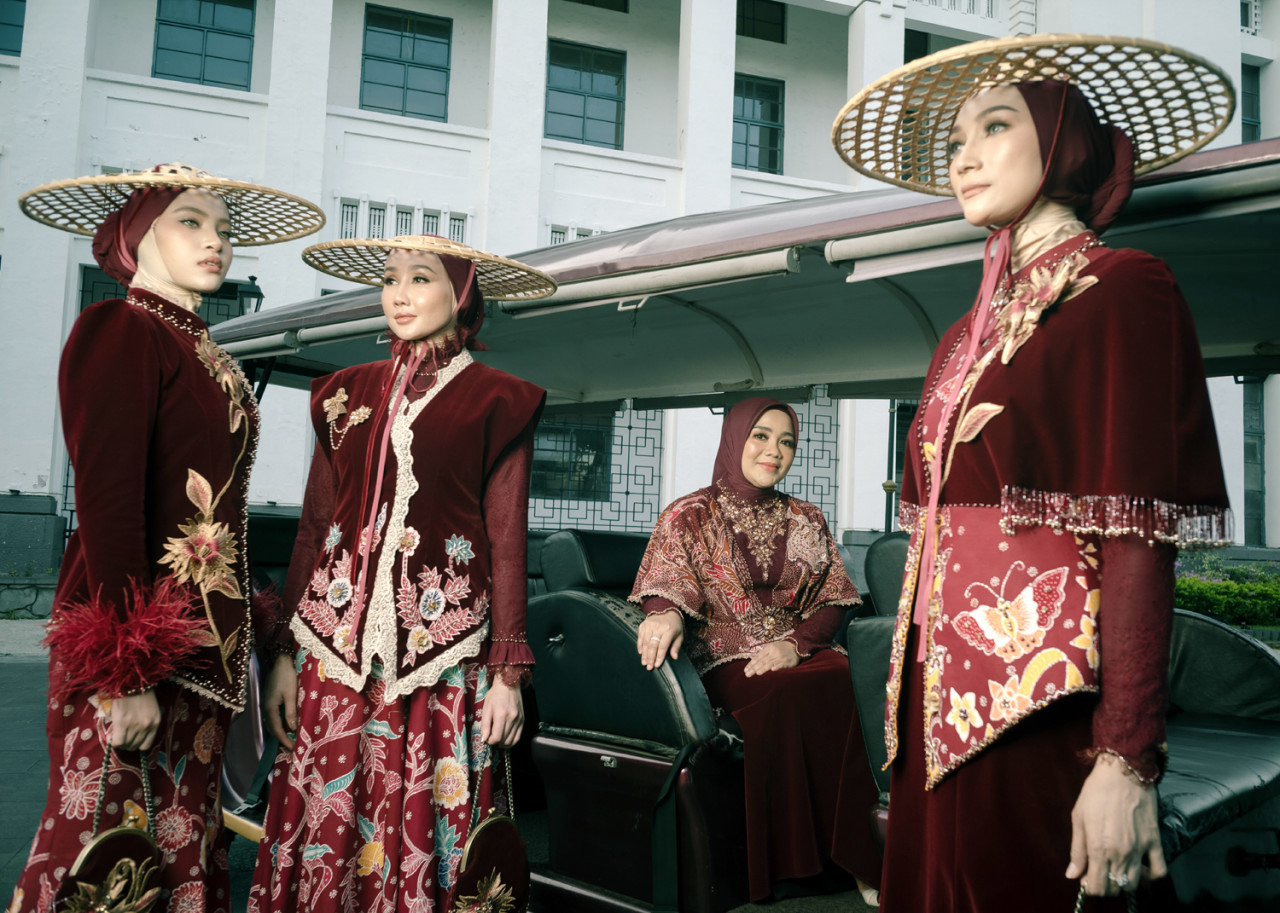 Paduan elegan Batik Surabaya dan sentuhan glamour era 1920-an dalam koleksi "Culture Highclere" karya Gita Orlin. (Foto/Koleksi @gitaorlin)