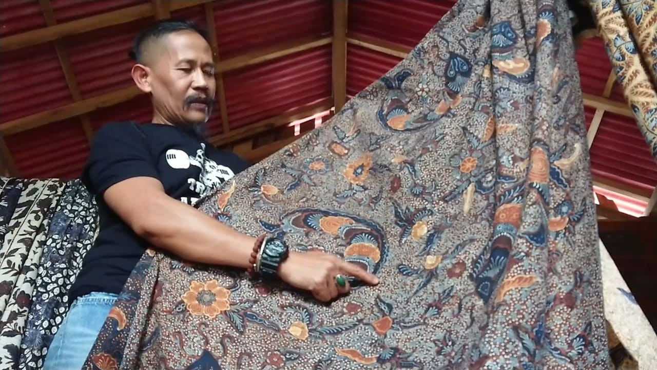 Foto: Salah seorang perajin batik di Tulungagung menunjukkan koleksinya. (Bramanta/jatimnow.com)