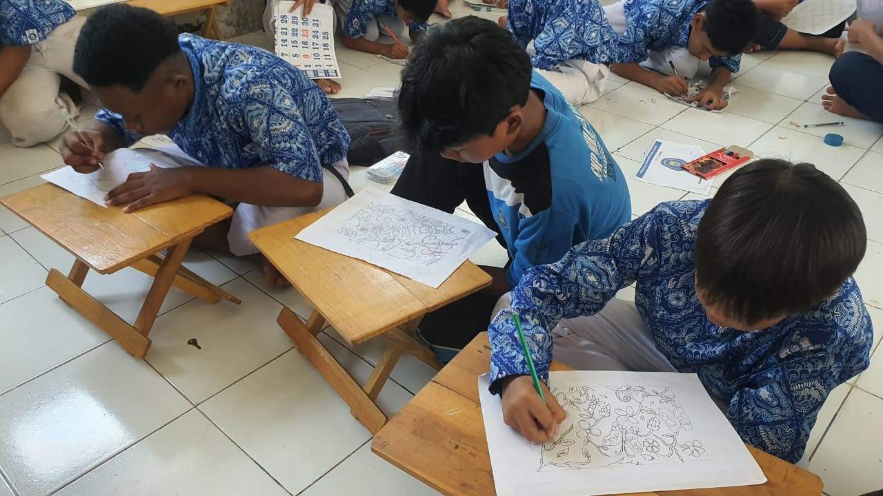Kreatif! Pelajar Lamongan Membatik di Kertas Kalender Bekas