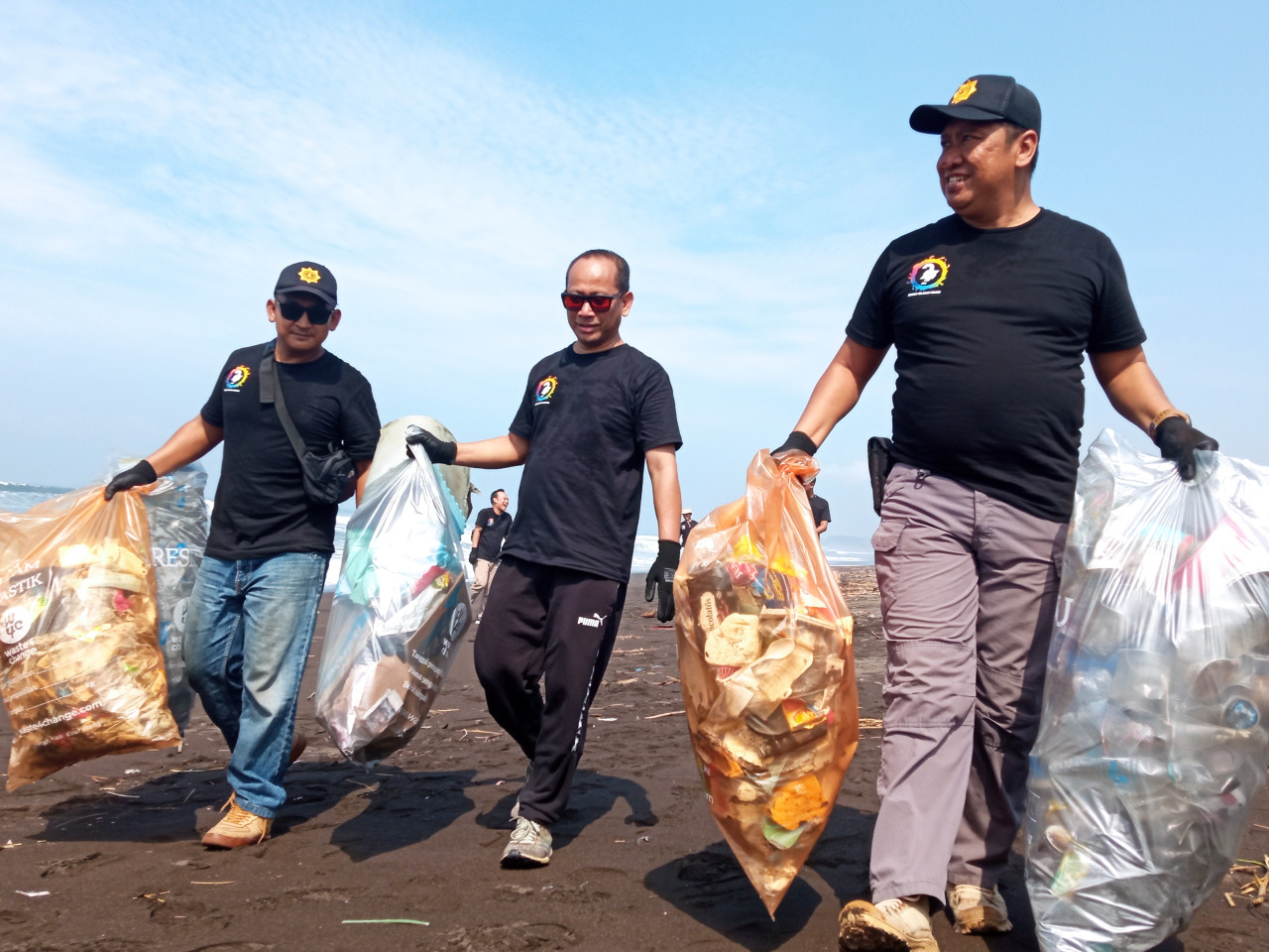 Foto: Kegiatan bersih-bersih sampah di Pantai Pancer Jember oleh Bank Mandiri (Sugianto/jatimnow.com)