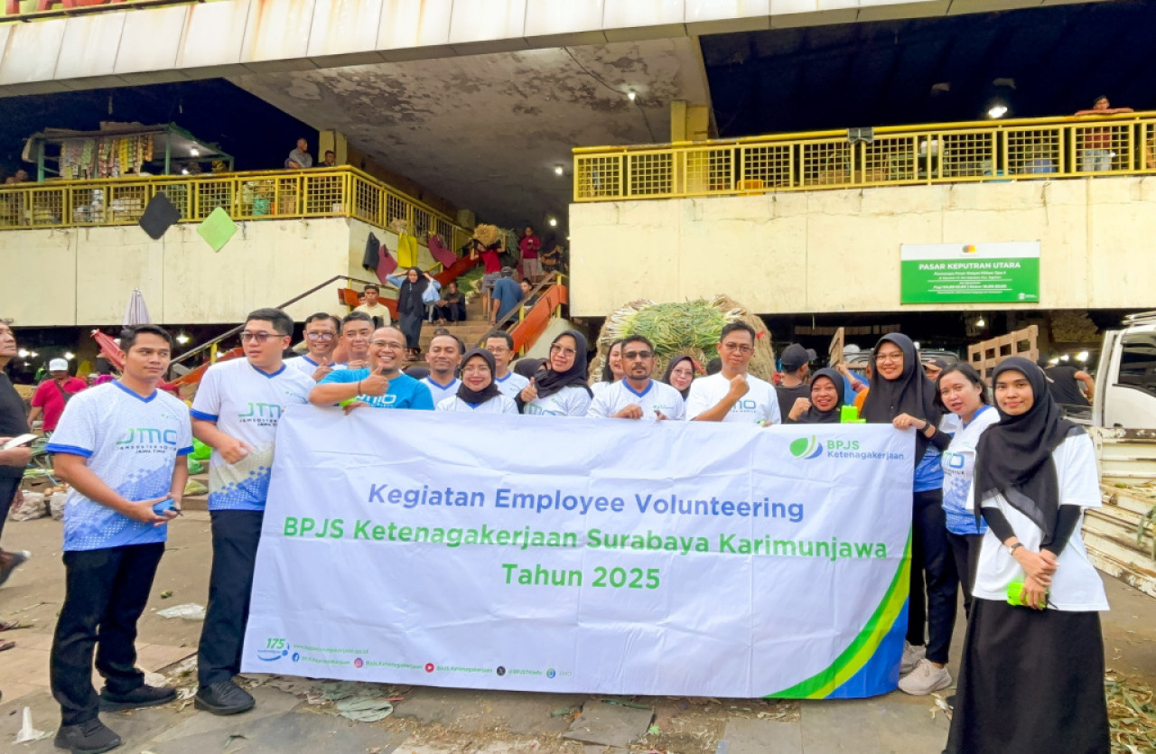BPJS Ketenagakerjaan Surabaya Karimunjawa menggelar kegiatan employee volunteering bertema "Go Green" di Pasar Keputran Utara, Surabaya. (Foto: Ali Masduki/jatimnow.com)