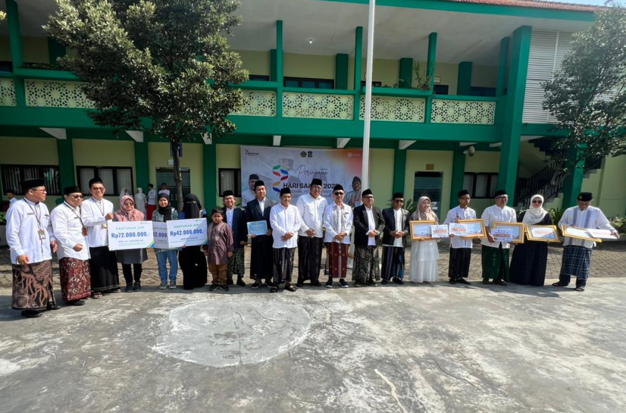 Penyerahan berlangsung di Madrasah Aliyah Negeri Kota Surabaya, Selasa (21/10/2025).