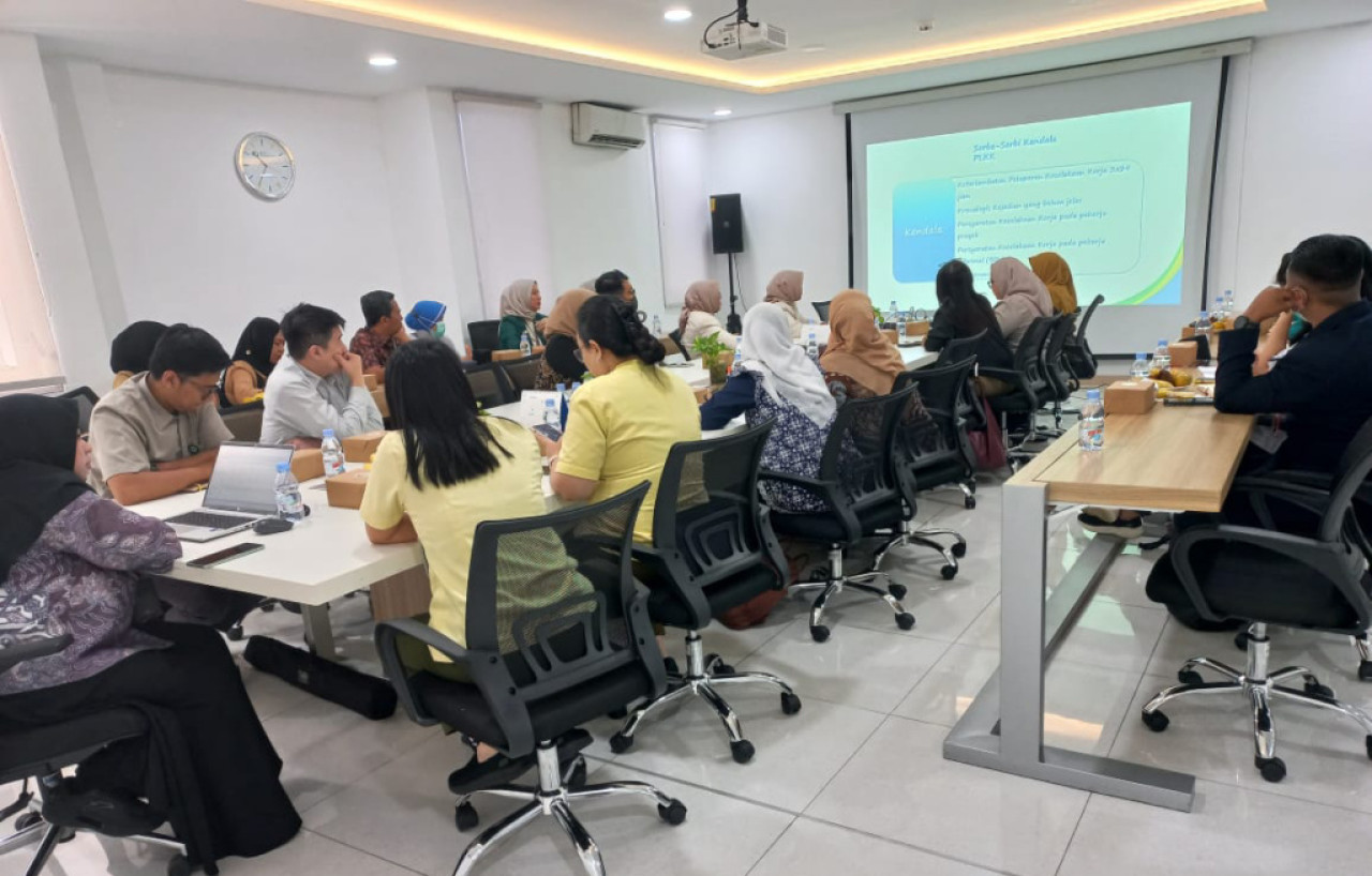 Sosialisasi peningkatan mutu pelayanan bagi seluruh PLKK binaan di Kantor BPJS Ketenagakerjaan Surabaya Karimunjawa. (Foto: Ali Masduki/jatimnow.com)