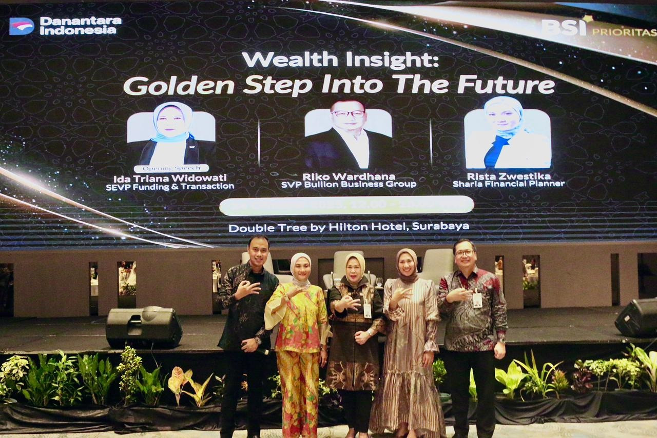 SVP Bullion Business BSI Ricko Wardhana, SVP Wealth Management BSI Asri Natanegeri, SEVP Funding & Transaction Ida Triana Widowati, Pembicara Sharia Financial Planner, Rista Zwestika, dan Fahrur Rozi selaku moderator. (Foto/Dok BSI for JatimNow.com)