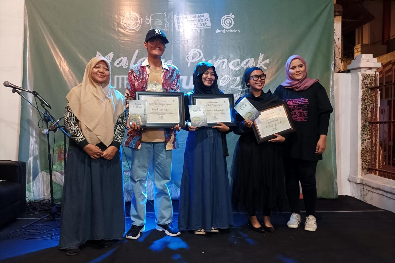 Peluncuran buku Tambo Girisik di acara "Malam Puncak Literatutur 2025" yang diselenggarakan Yayasan Gang Sebelah di halaman Sualoka Hub, Kampung Kemasan, Gresik. (Foto: Sahlul Fahmi/jatimnow.com)