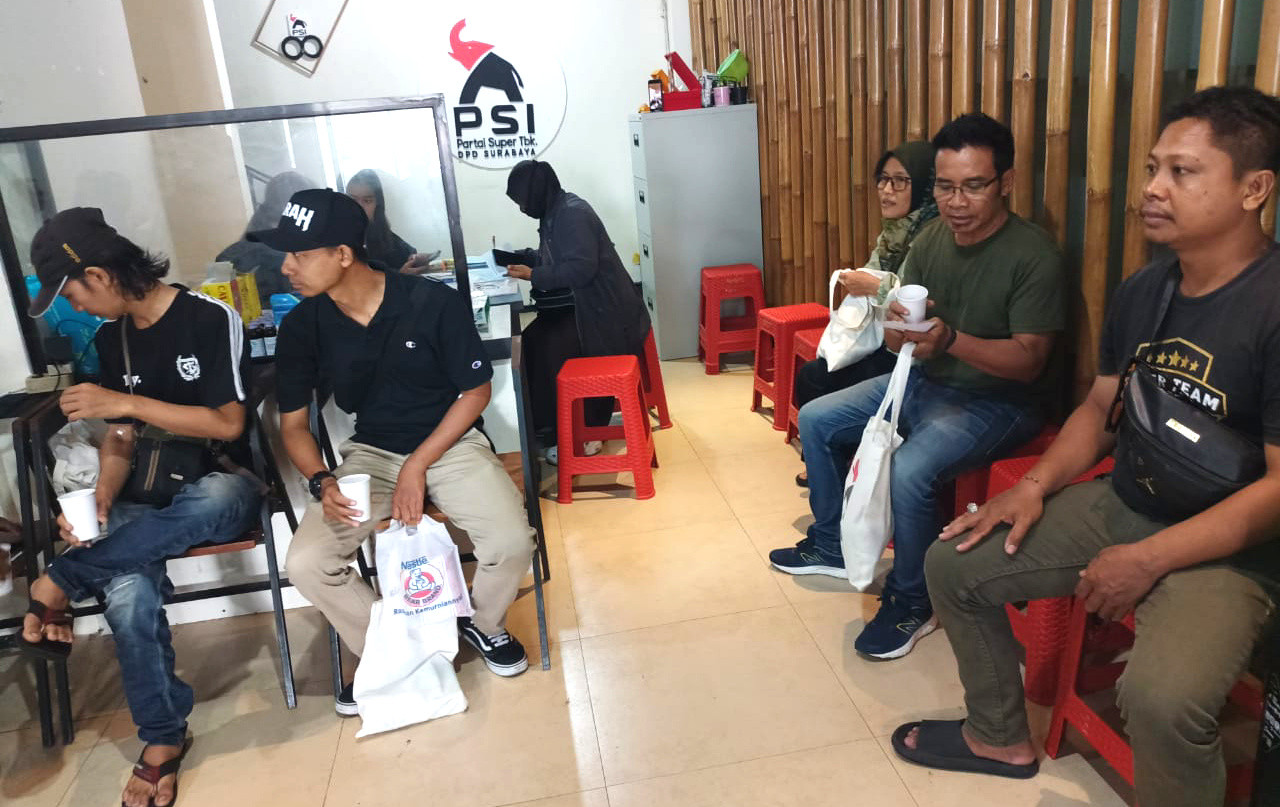 Warga memeriksakan kesehatannya di Basecamp Sekretariat Dewan Pimpinan Daerah (DPD) Partai Solidaritas Indonesia (PSI) Kota Surabaya. (Foto/PSI Surabaya)