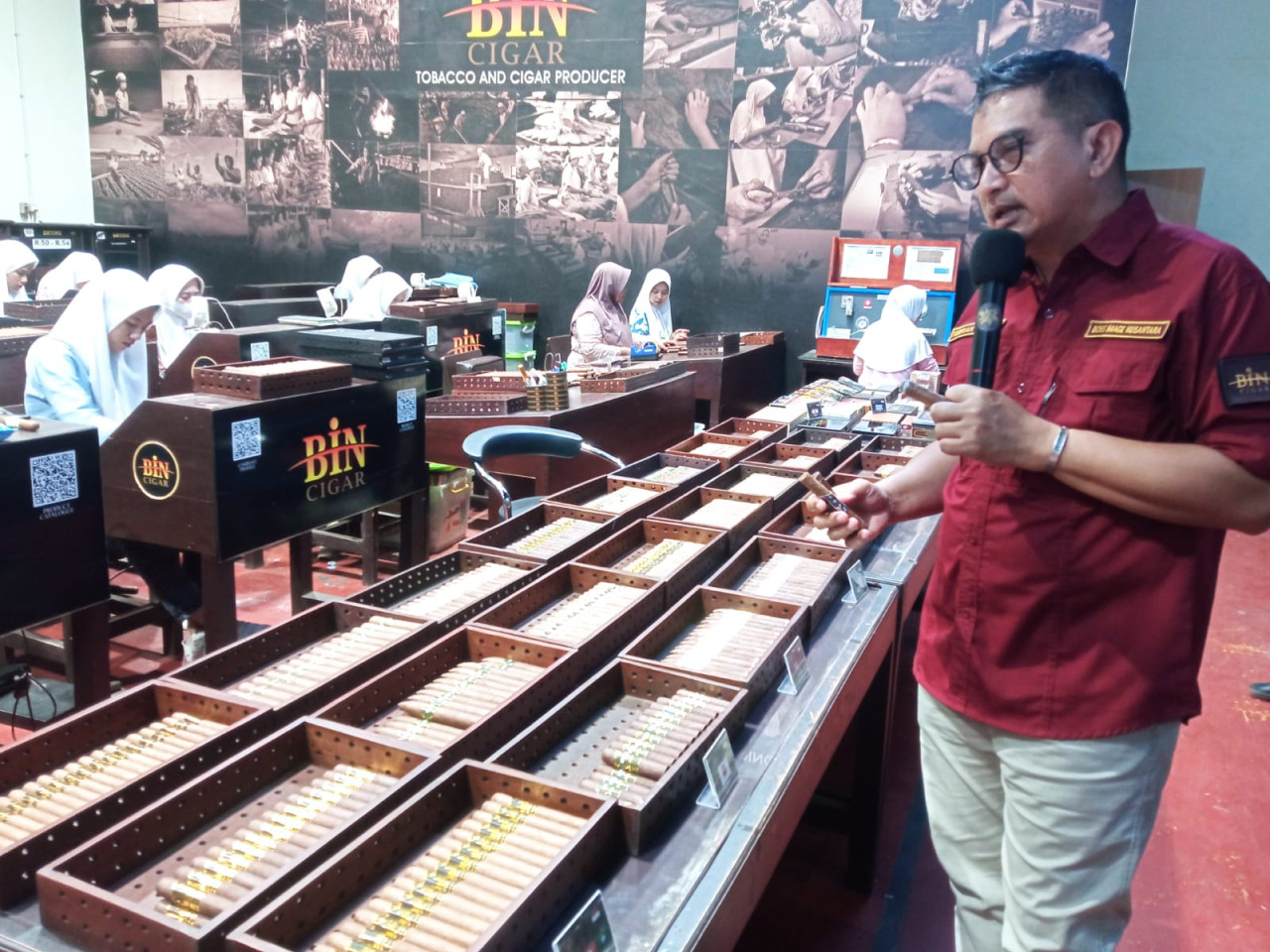 Foto: Komisaris BIN Cigar Jember, Febrian Ananta Kahar saat berada di pabrik cerutu (Sugianto/jatimnow.com)