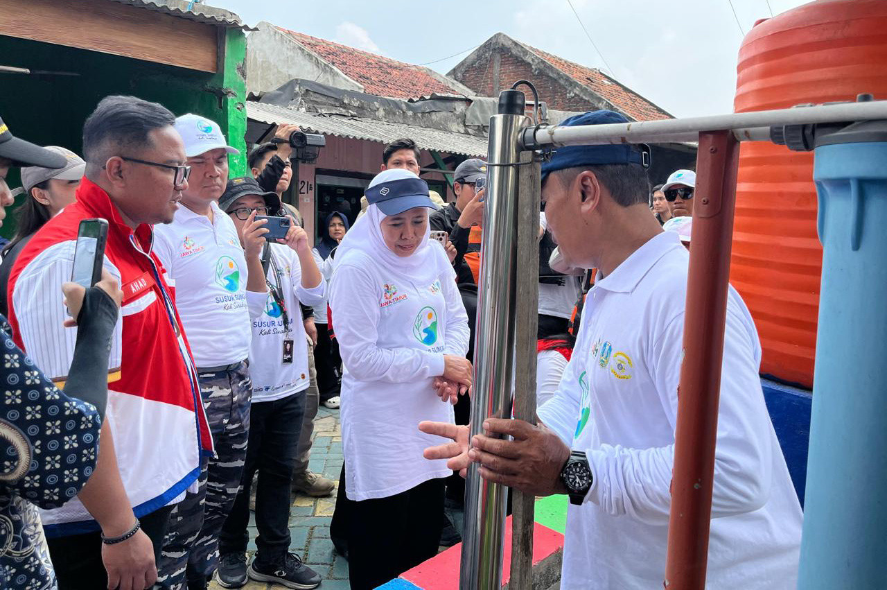 Khofifah mengunjungi Kampung Ekoriparian Geblak Jambangan, ketika melaksanakan kegiatan Susur Sungai Surabaya pada Minggu (19/10/2025). (Foto: Dok. Pertamina for jatimnow.com)