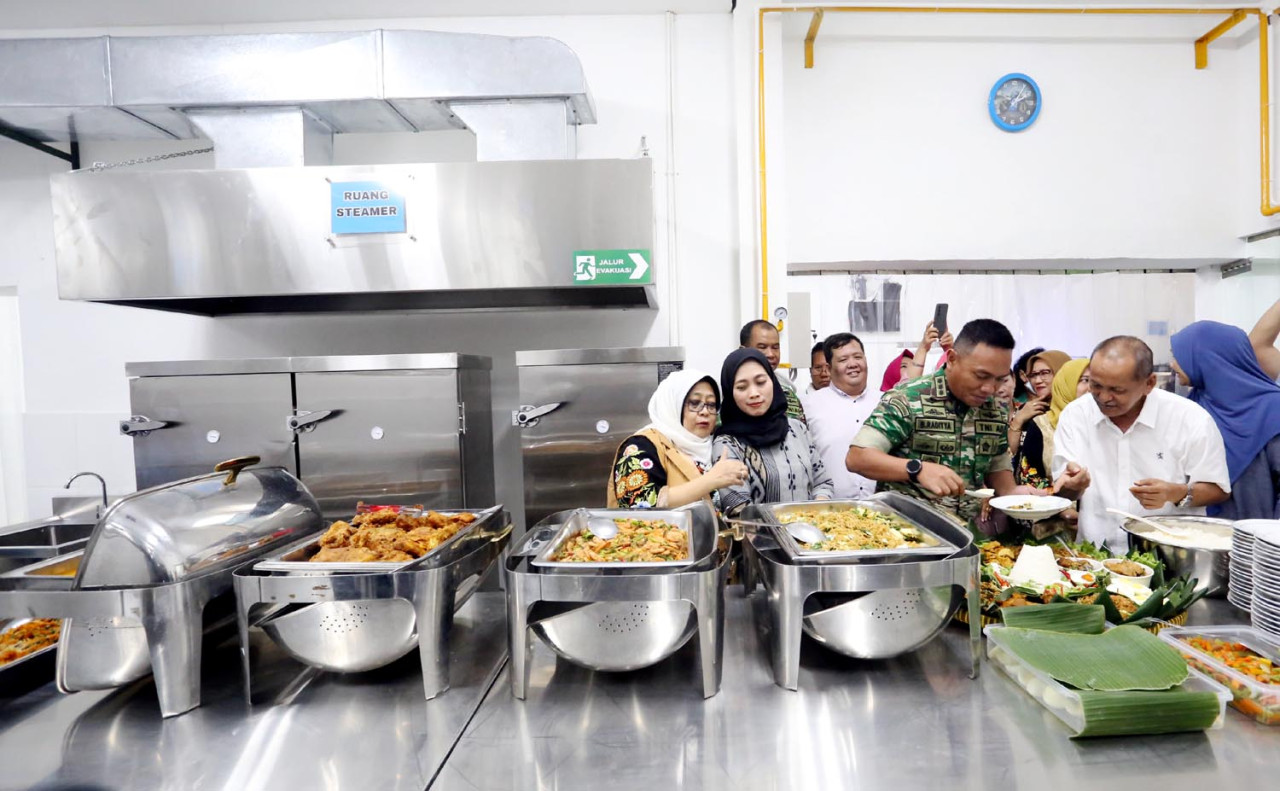 Kolonel Inf Bambang Raditya dan Yayuk Eko Agustin beserta tamu undangan mencicipi hidangan di dapur MBG di Pandugo Surabaya, Kamis (31/10/2025). (Foto: Ali Masduki/jatimnow.com)