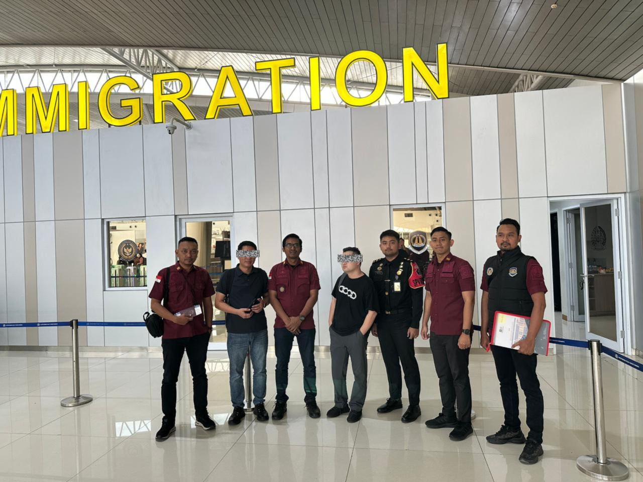 Foto: Dua WNA asal Tiongkok ddieportasi kantor imigrasi Kediri (Kanim Kediri/jatimnow.com)