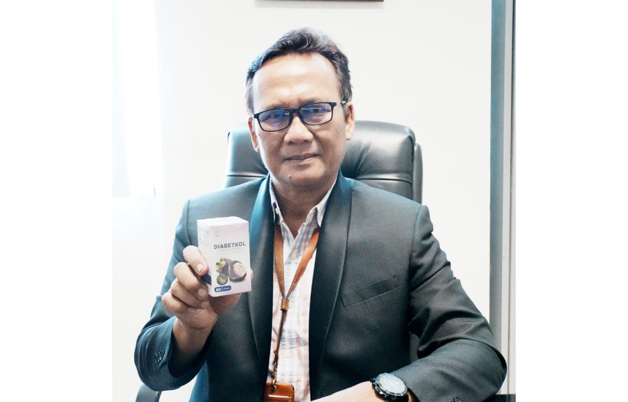 Prof. Sukardiman, memperkenalkan DIABETKOL, produk herbal inovatif yang dikembangkan dari ekstrak kulit manggis dan daun kumis kucing. (Foto: Fakultas Farmasi UNAIR for jatimnow.com)