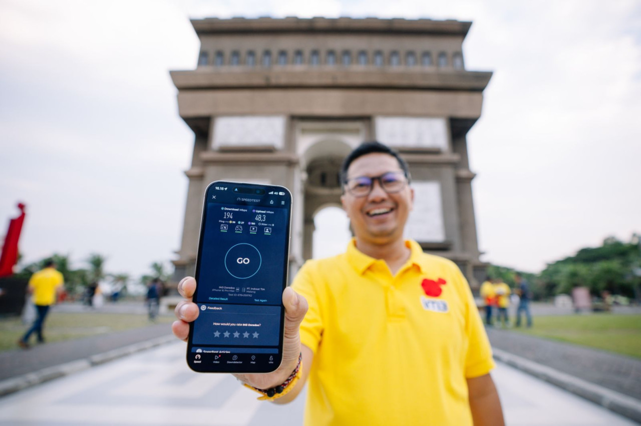 Test speed sinyal IM3 di Simpang Lima Gumul Kediri. (Foto: IM3 for jatimnow.com)