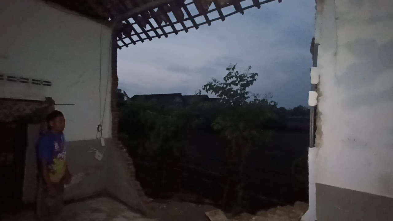 Terkena Puting Beliung, Dinding Rumah Warga di Tulungagung Roboh