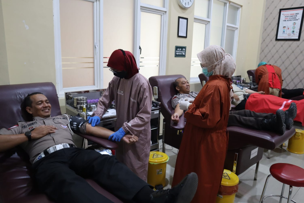 Foto: Aksi donor darah yang dilakukan sejumlah anggota Polres Tulungagung. (Humas Polres Tulungagung/jatimnow.com)