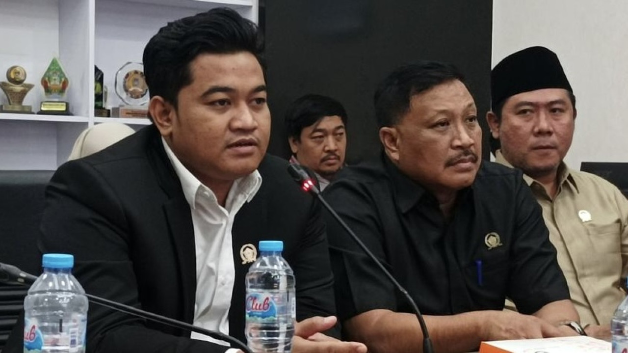 Ketua DPRD Gresik M. Syahrul Munir (kiri) saat jumpa pers di Kantor DPRD Gresik. (dok. jatimnow.com)