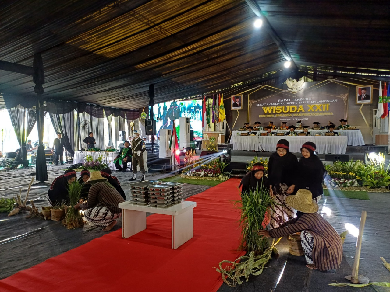 Foto: Drama teatrikal saat wisuda Ke-22 Universitas Islam Lamongan. (Adyad Ammy Iffansah/jatimnow.com)