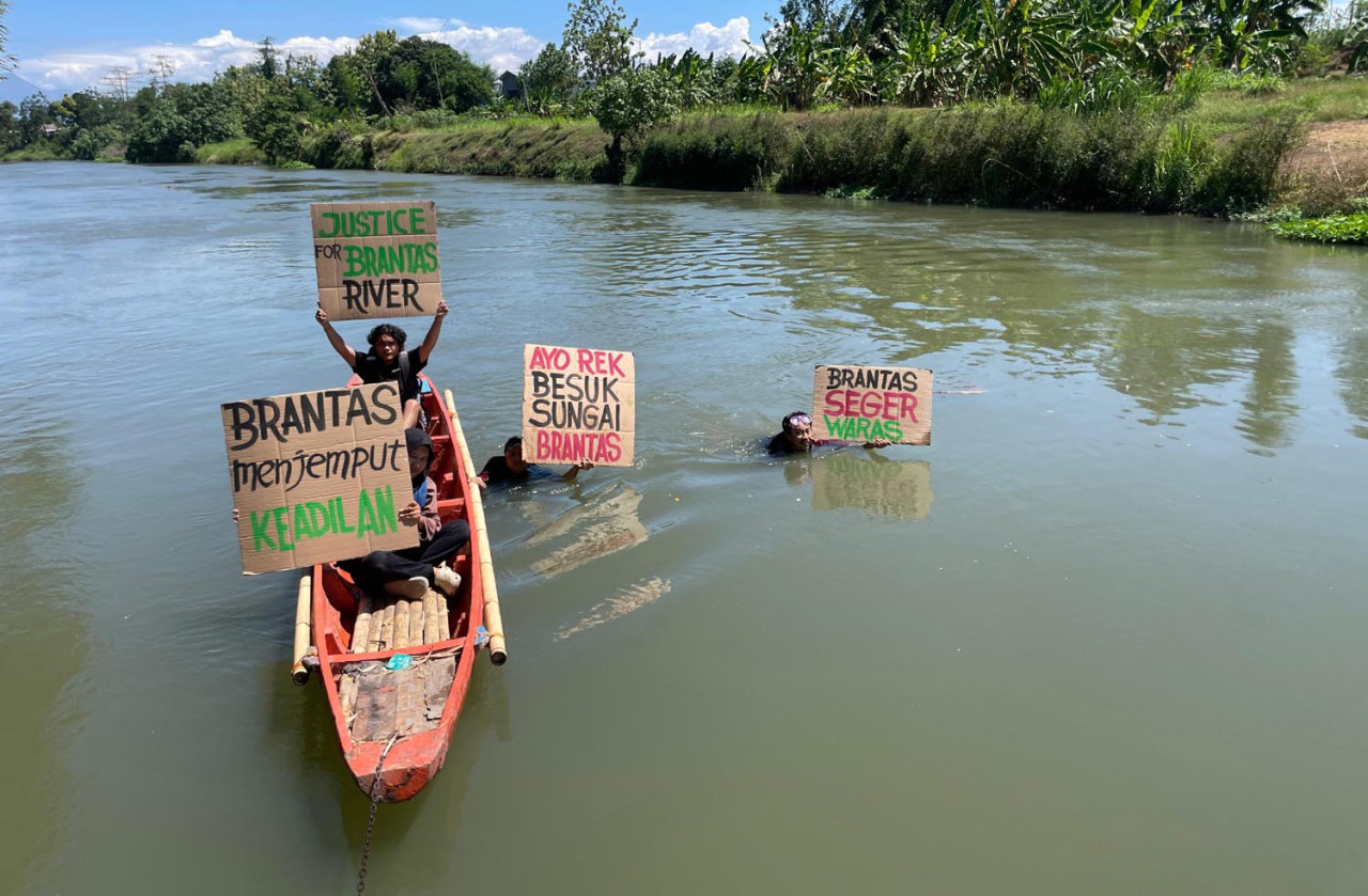 Tim Ecoton bersama River Warrior memulai aksi "Ngintir Kali Brantas" pada Minggu (12/10/2025). (Foto: Ecoton for jatimnow.com)