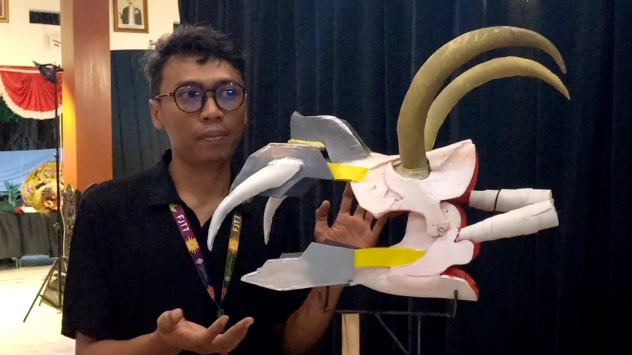 Foto: Barongan bentuk ekskavator yang dipamerkan dalam paemran jaranan di Trenggalek (Bramanta/jatimnow.com)