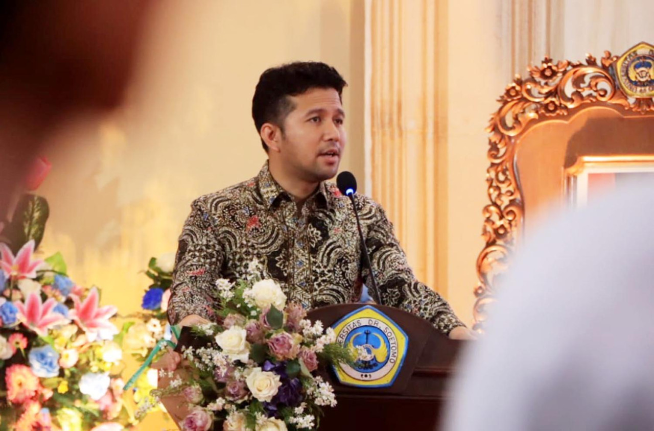 Wagub Emil Dardak menyampaikan pendapat ketika membuka ICEBEMA 2025 di Universitas Dr. Soetomo (Unitomo), Surabaya, Sabtu (25/10/2025). (Foto: Humas Unitomo for JatimNow.com)