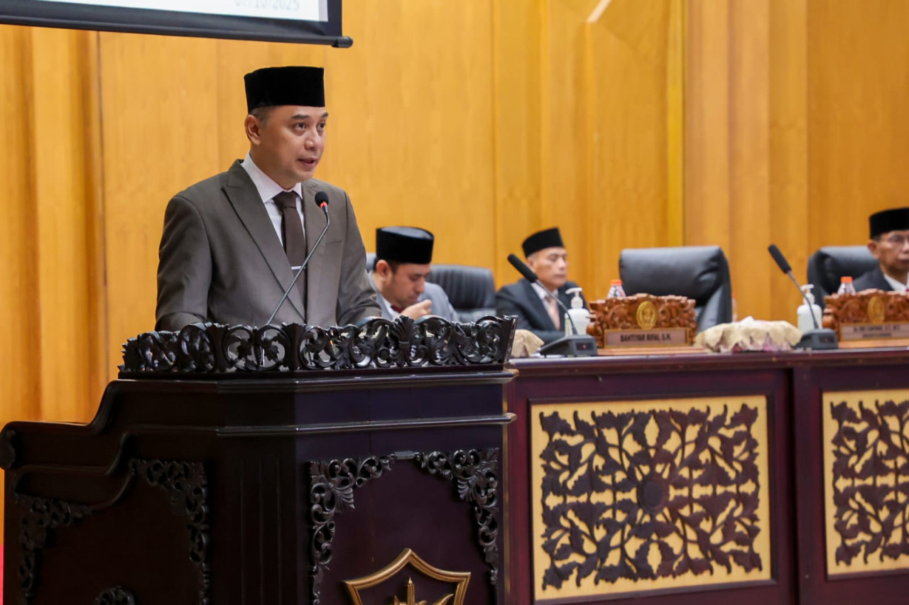 Eri Cahyadi dalam Rapat Paripurna Nota Keuangan Rancangan Anggaran Pendapatan dan Belanja Daerah (R-APBD) Kota Surabaya Tahun 2026 di Gedung DPRD Surabaya. (Foto: Pemkot Surabaya/jatimnow.com)