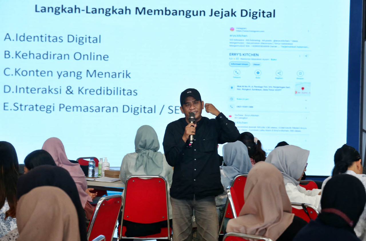 Master SEO dari Rumah Literasi Digital (RLD), Fatchur Rohman, memandu langkah membangun jejak digital ketika menjadi pemateri dalam program Indosat Empowering UMKM bath 2, di MCC, Kamis (02/10/2025). (Foto: Ali Masduki/jatimnow.com)