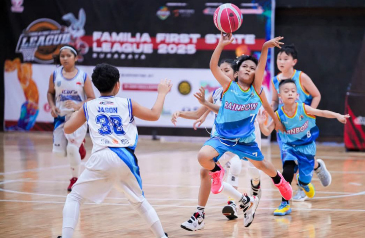 Kompetisi bola basket antar klub usia muda, Familia First State League (FFS) 2025, di Gelanggang Olah Raga (GOR) Universitas Negeri Surabaya. (Foto/jatimnow.com)