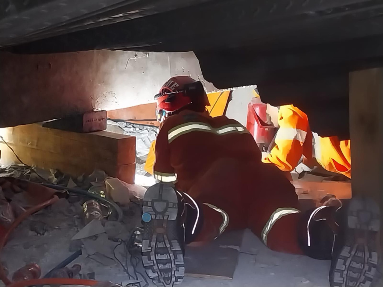 Tim tanggap darurat PTFI menyisir area reruntuhan bangunan Pondok Pesantren Al Khoziny, Sidoarjo. (Foto: PTFI/jatimnow.com)