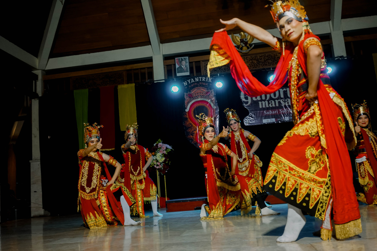 Foto: Peserta Nyantrik 8 mementaskan tari gandrung marsan. (Bramanta/jatimnow.com)