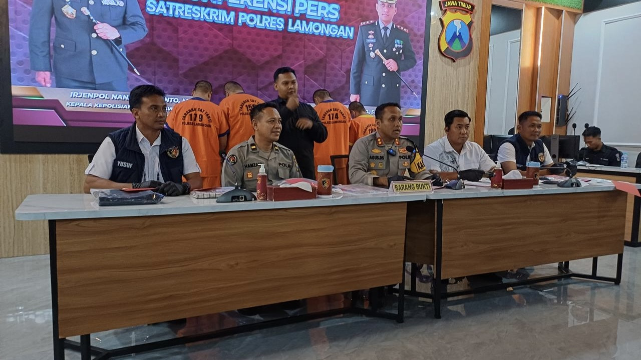 Ungkap kasus pengurian dengan pemberatan ganjal atm oleh Polres Lamongan. (Foto: Adyad Ammy Iffansah/jatimnow.com)