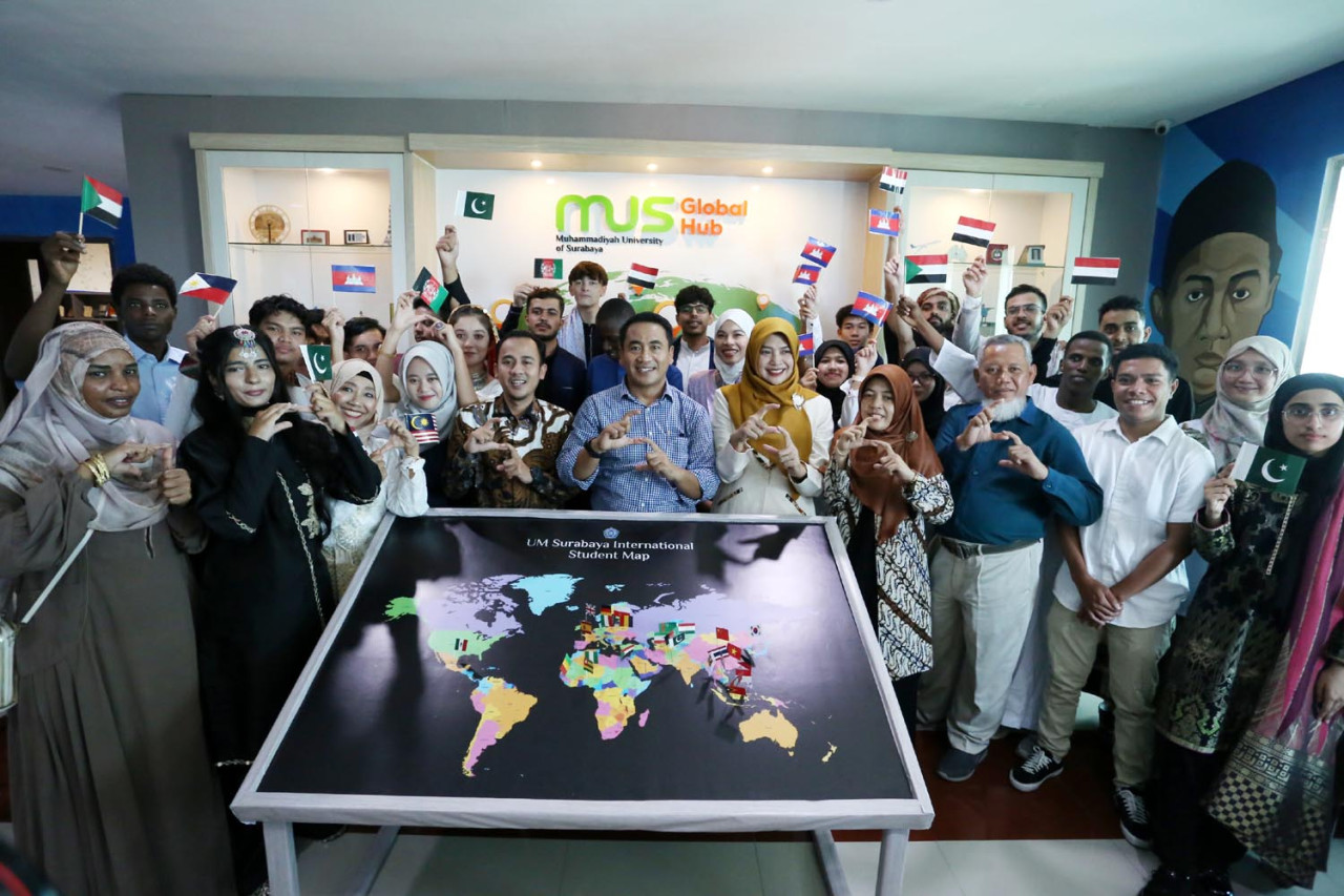 Rektor UM Surabaya, Mundakir, bersama jajaran dan mahasiswa asing ketika meresmikan Global Hub, di lantai 11 Gedung At-Taawun Tower, Rabu (07/10/2025). (Foto: Ali Masduki/jatimnow.com)