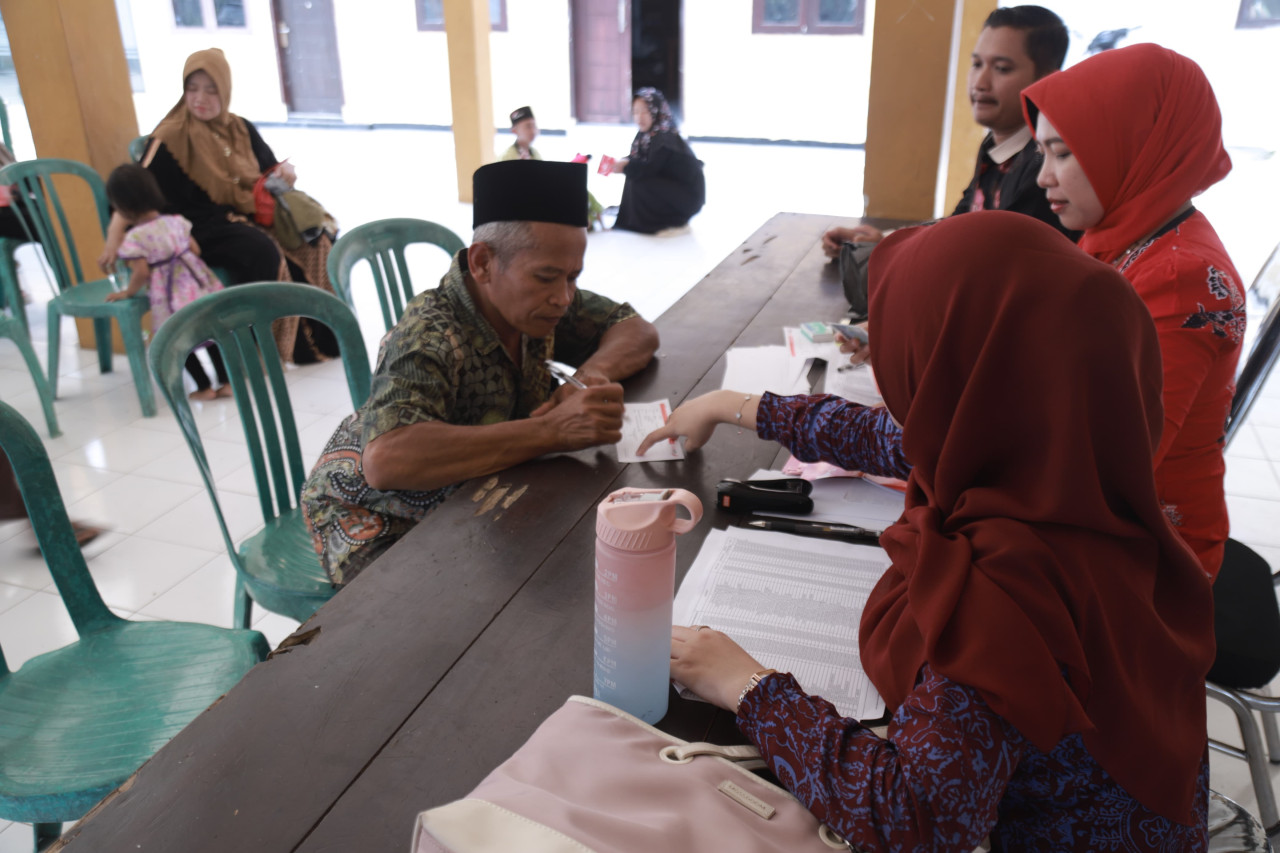 Dulu Jauh dan Antri, Kini Guru Ngaji di Jember Cairkan Honor Cukup ke Balai Desa