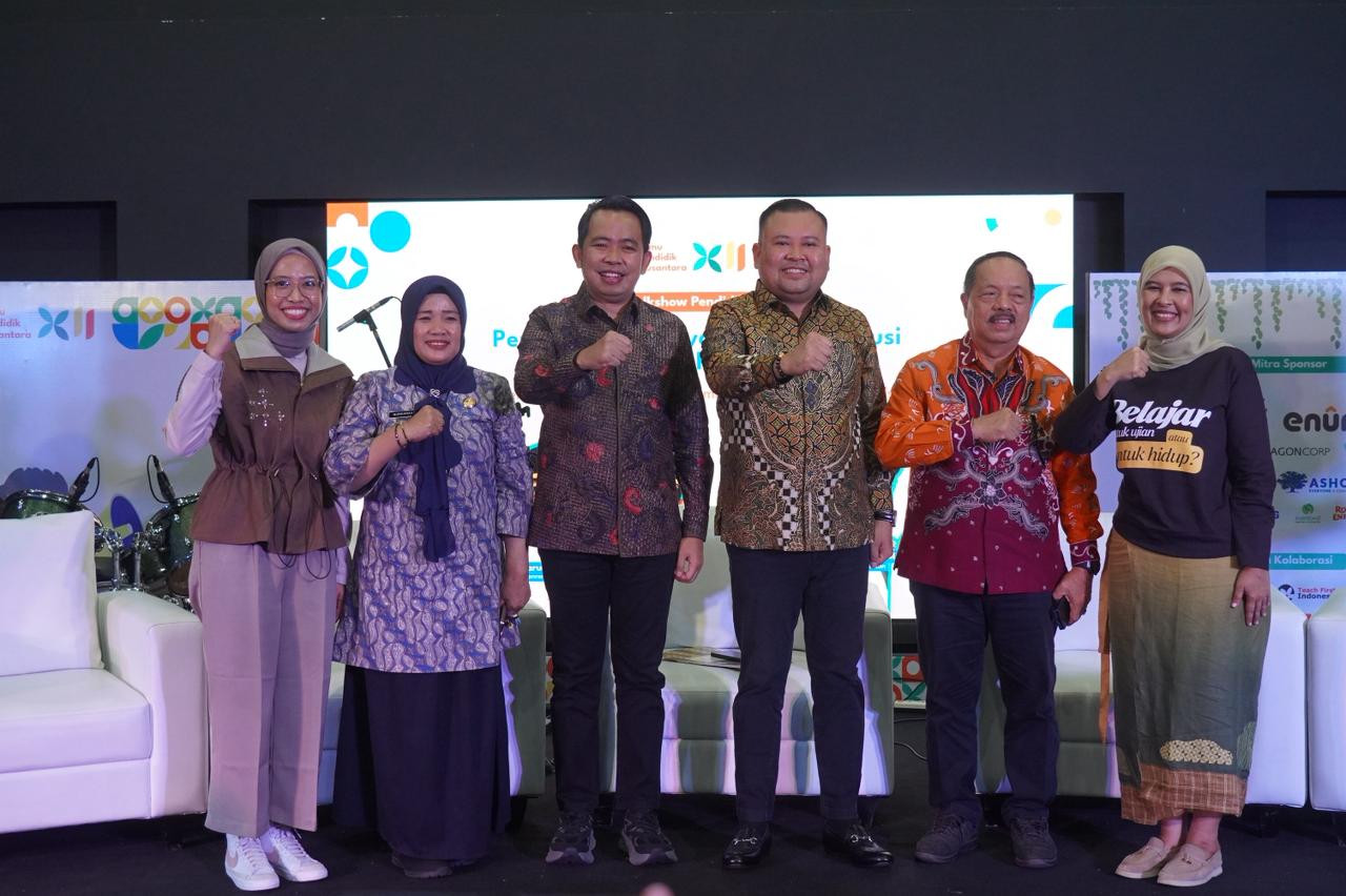 Bupati Gus Fawait menerima penghargaan Mohamad Syafei Award 2025. (Foto: Diskominfo/jatimnow.com)
