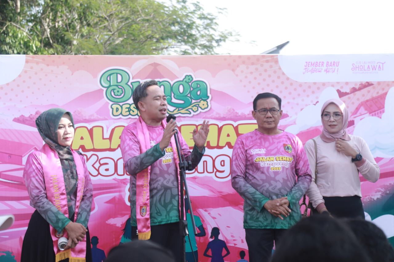 Gus Fawait melepas ribuan peserta jalan sehat di Panti. (Foto: Sugianto/jatimnow.com)