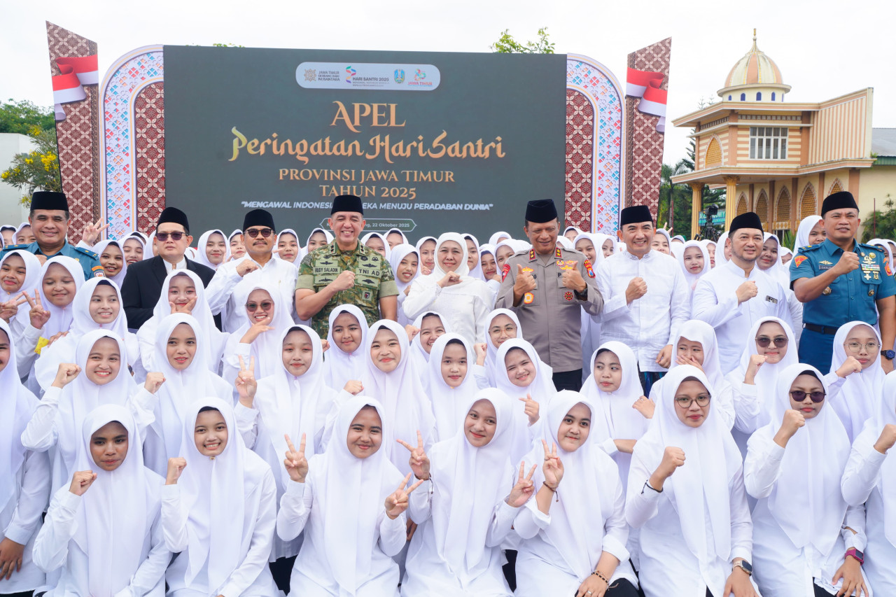 Khofifah Ajak Santri Jatim Perkuat Peradaban dan Siapkan Generasi Indonesia Emas 2045