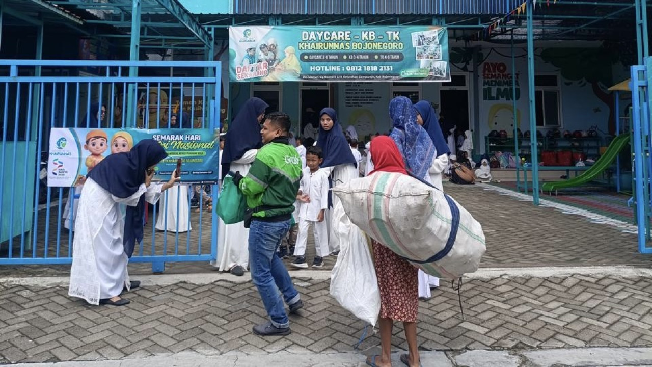 DC-KB-TK Khairunnas Bojonegoro Rayakan Hari Santri dengan Cinta dan Kepedulian
