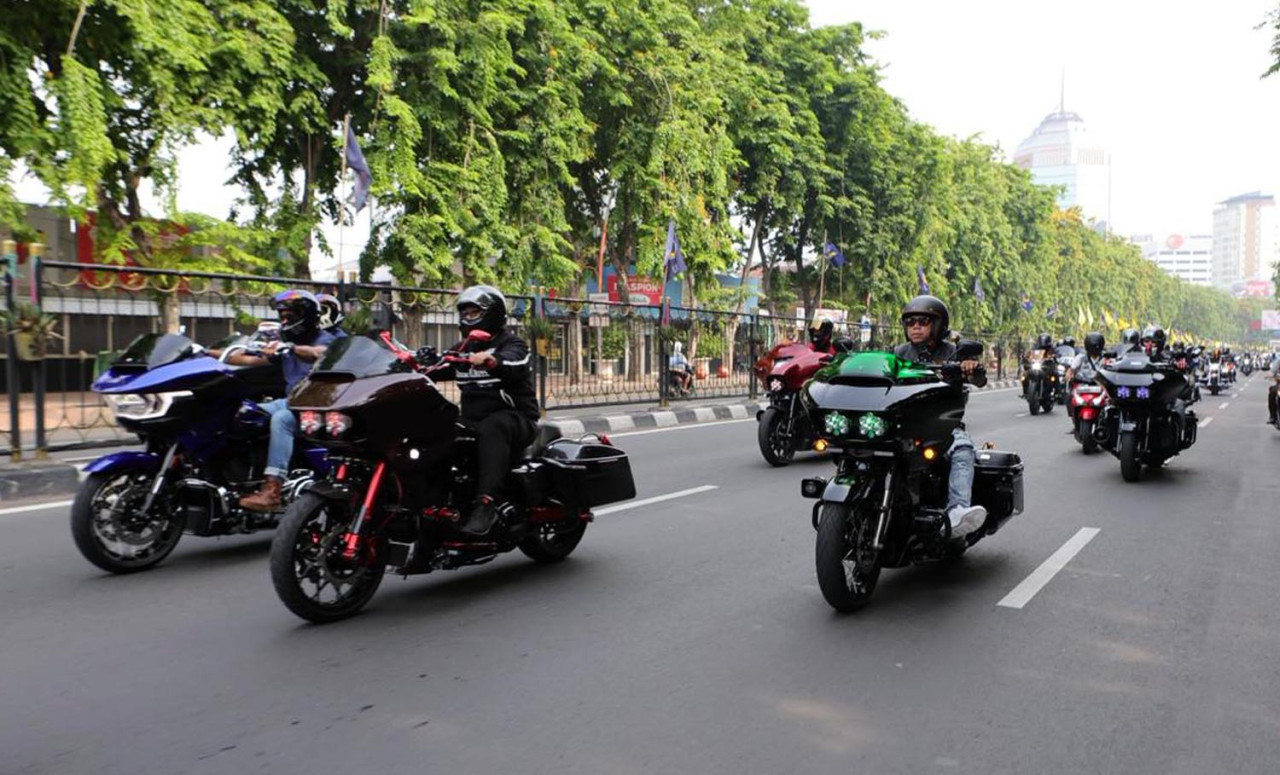 Pembukaan dealer baru ini dimeriahkan oleh sekitar 300 motor Harley Davidson yang berpartisipasi dalam Rolling Thunder Ride. (Foto: HDMC for JatimNow.com)