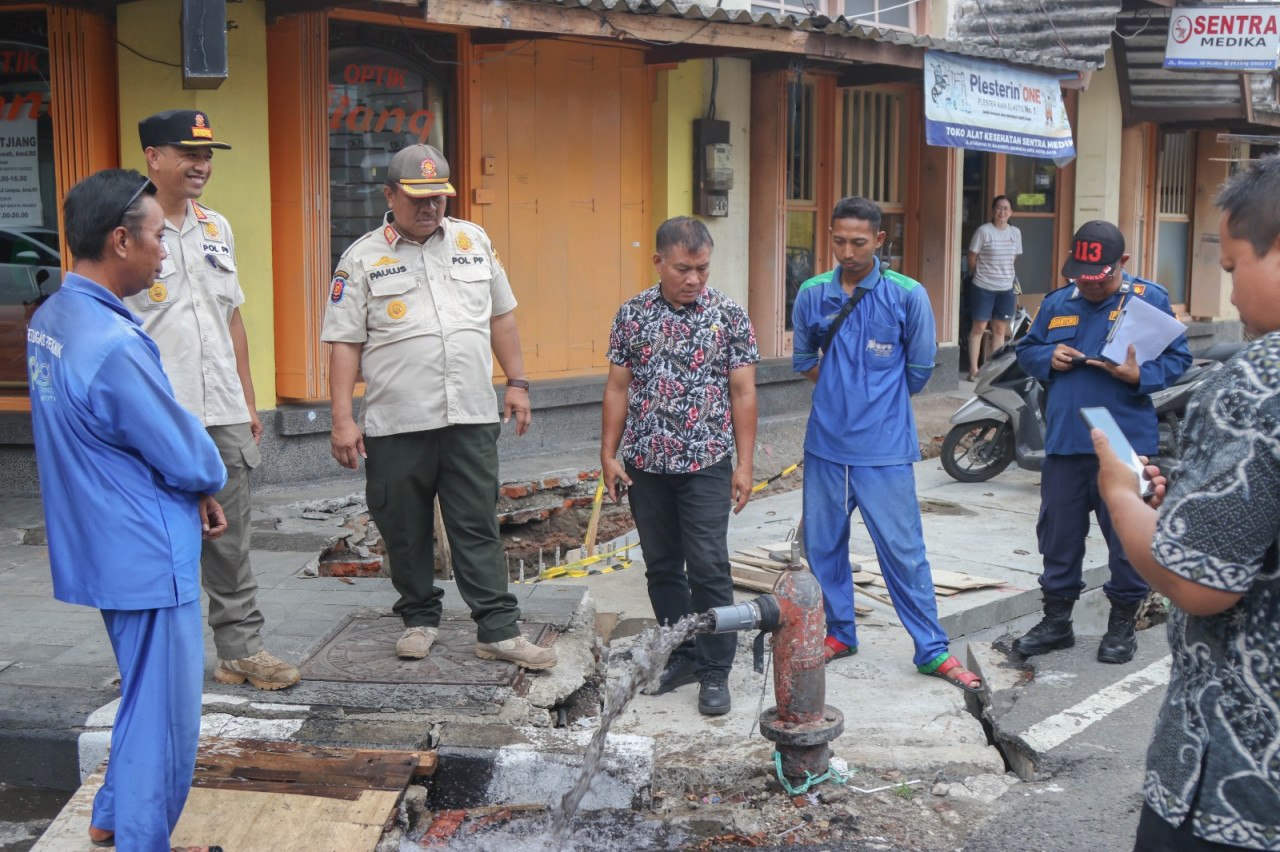 Pengecekan hydrant oleh Satpol PP Kota Kediri. (Foto: Pemkot Kediri/jatimnow.com)