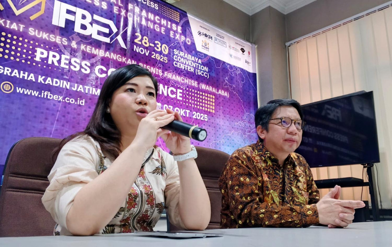 Direktur PT Myevent Promosindo Asia, Karen Wiraraharja, dan CEO DK Consulting, Djoko Kurniawan, memberikan keterangan pers di Graha Kadin Jatim, Selasa (7/10/2025). (Foto: Ali Masduki/jatimnow.com)
