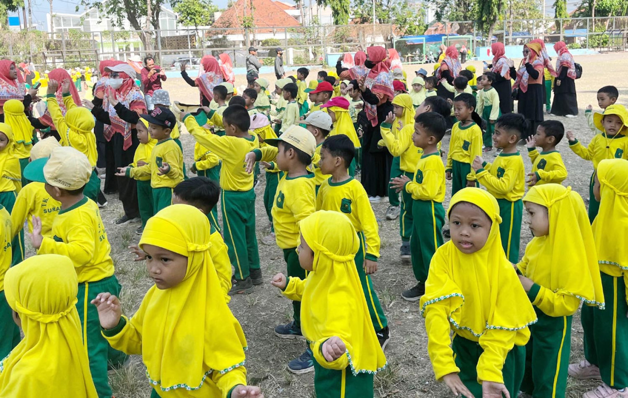 Peserta didik taman kanak-kanak Aisyiyah Bustanul Athfal (ABA) berkumpul dalam kegiatan senam massal bertajuk “Anak Indonesia Hebat”, di lapangan Flores Surabaya. (Foto: Firman for jatimnow.com)