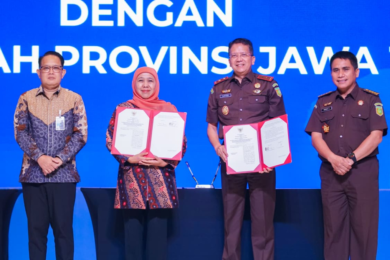 Gubernur Khofifah (tengah-kiri) bersama Kajati Jatim Kuntadi (tengah-kanan) usai teken bersama (foto: Humas Pemprov Jatim for jatimnow.com)