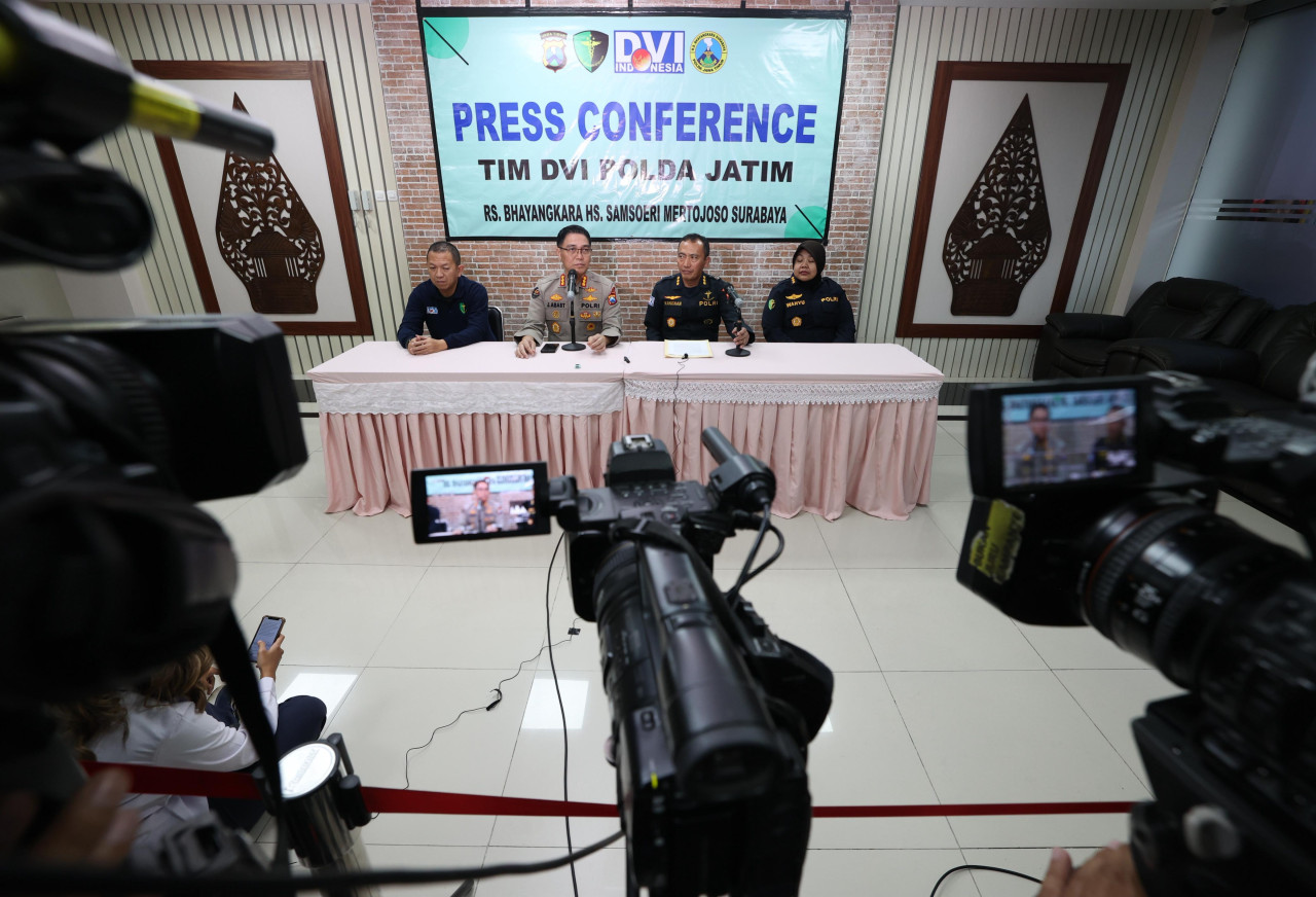 Konferensi pers update penanganan ambruknya Ponpes Al Khoziny Sidoarjo di Surabaya. (Foto: Polda Jatim/jatimnow.com)