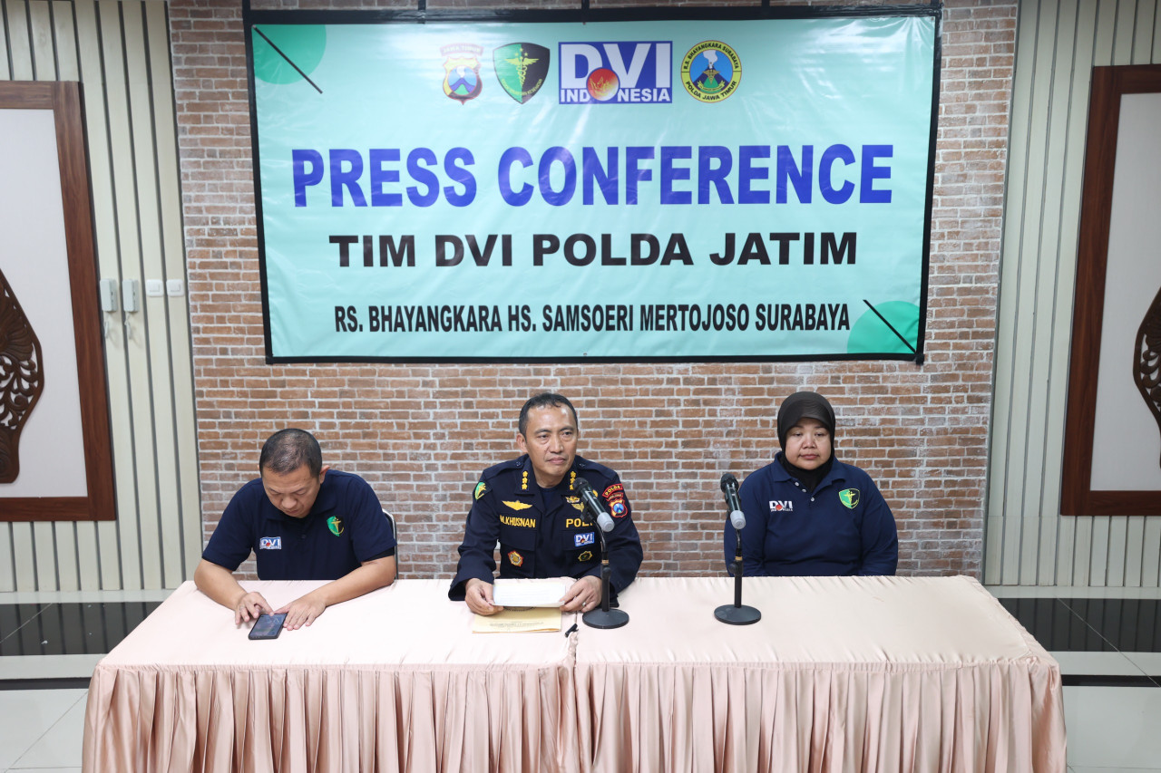 Foto: Tim DVI Polda Jatim menyampaikan rilis perkembangan hasil identifikasi. (Polda Jatim/jatimnow.com)